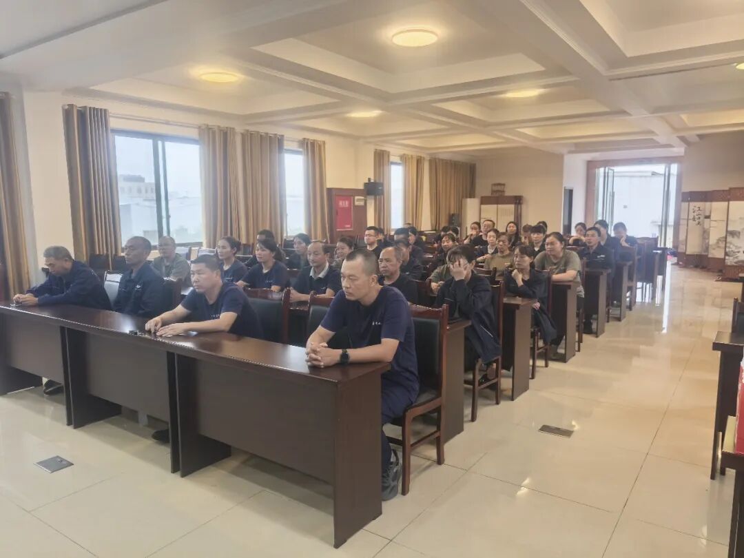 雙節送溫情，新規促發展——總經理向家兵為全體員工發放節日月餅并宣導新績效政策