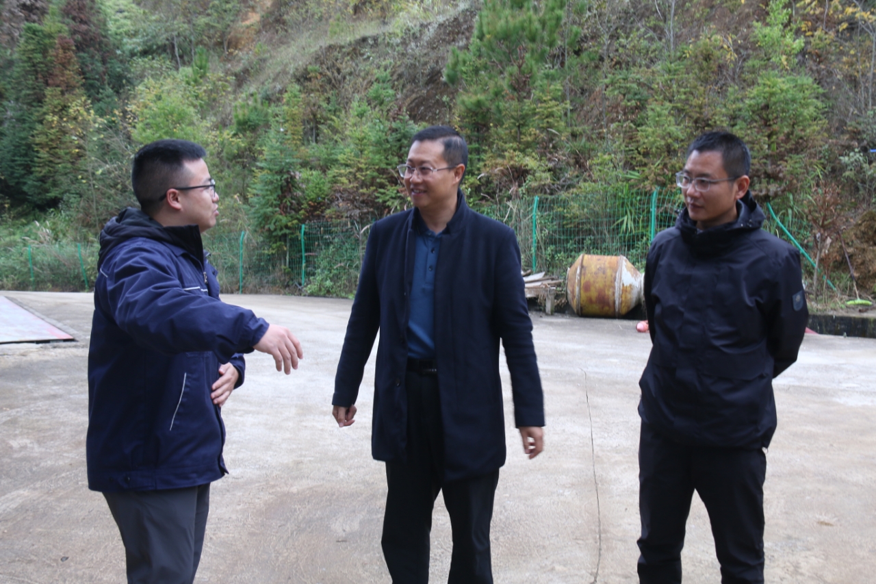 书记探访根据地 寄语做好“领头羊”